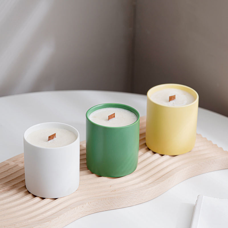 AIKUN Fresh Large Capacity Luxurious Retro Wood Core Aromatic Soy Wax Scent Candles Factory Price Ceramic Jar