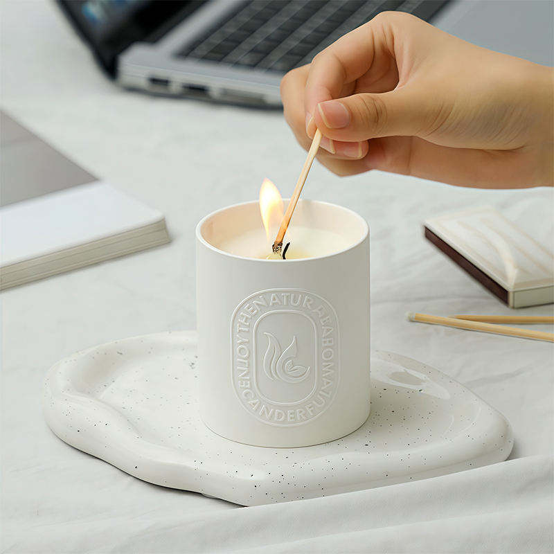 AIKUN Factory Wholesale Luxury White Ceramic Jar Scented Soy Wax Candle Private Label Wedding Gift Set for Decoration