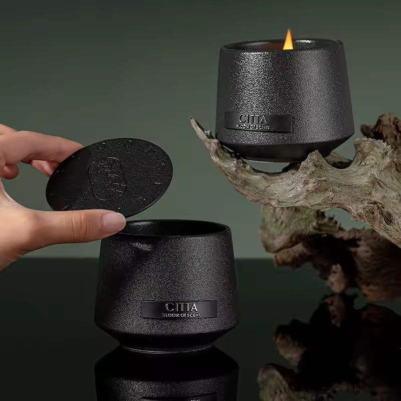 AIKUN Hot Selling Vegetable Oil Fragrance Candle Black Container Soywax Scented Candle with Wooden Wick