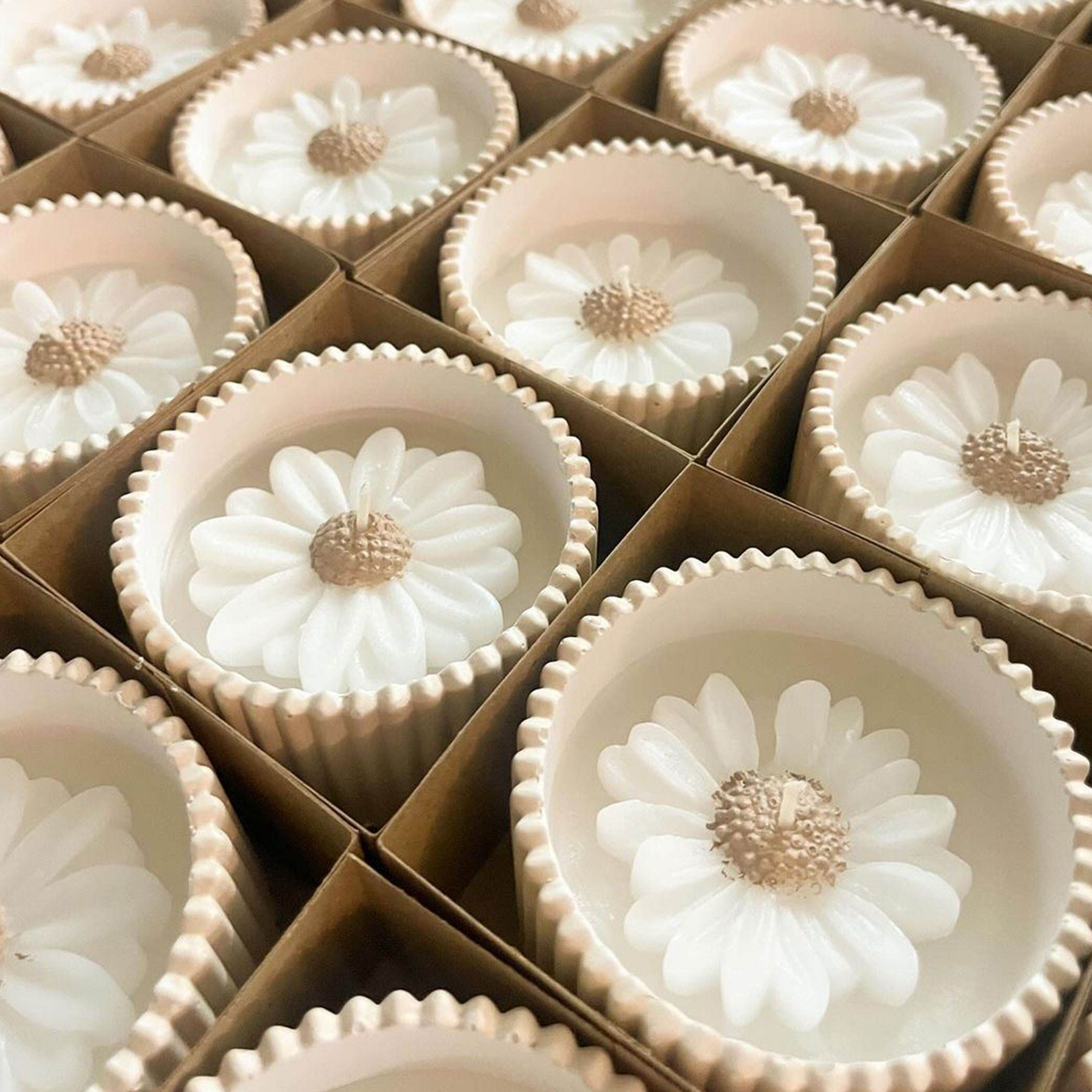 AIKUN Customizable Private Label Small Daisy-Shaped Soy Wax Candle Glass Jar Smokeless Aroma Candle