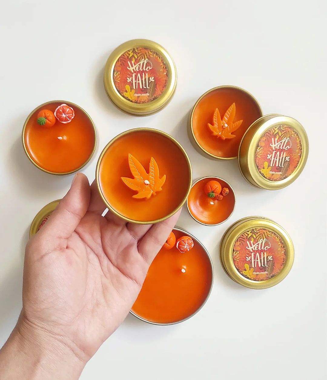 AIKUN Customizable Private Label Small Daisy-Shaped Soy Wax Candle Glass Jar Smokeless Aroma Candle