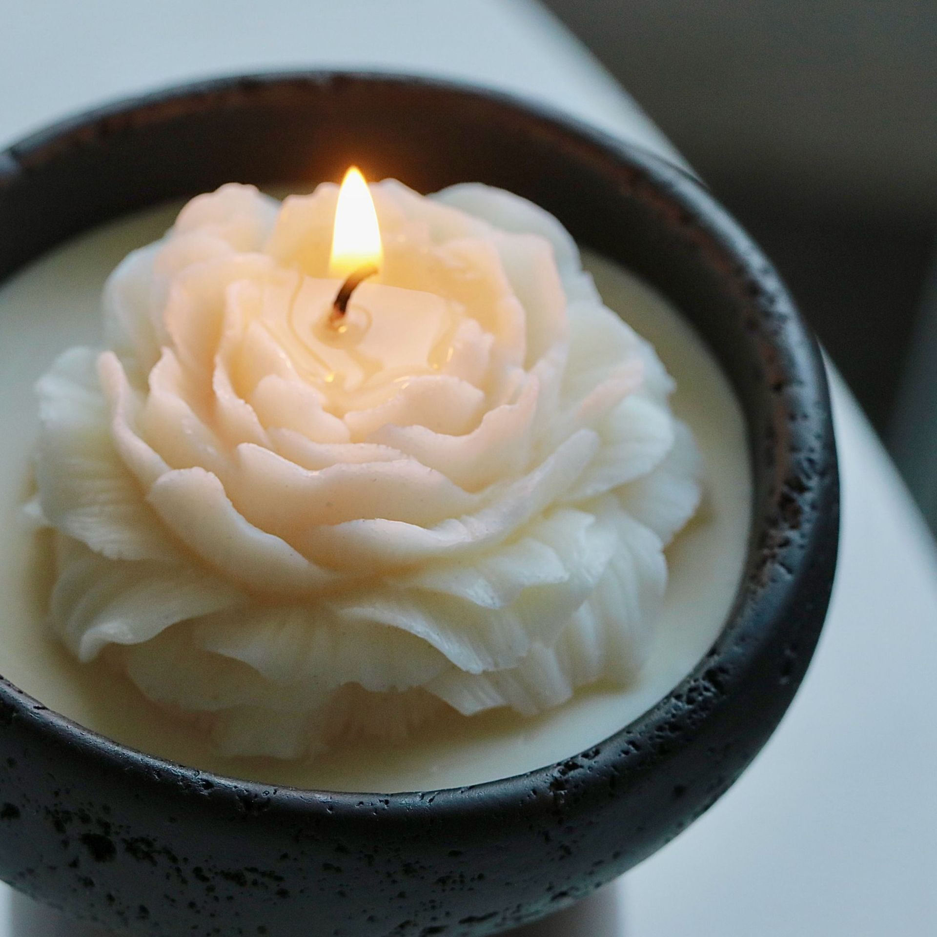 Top Rated Rock Container Three-Dimensional Flower Scented Candles High Sales Aromatherapy Candles for Engagement Birthday Gift