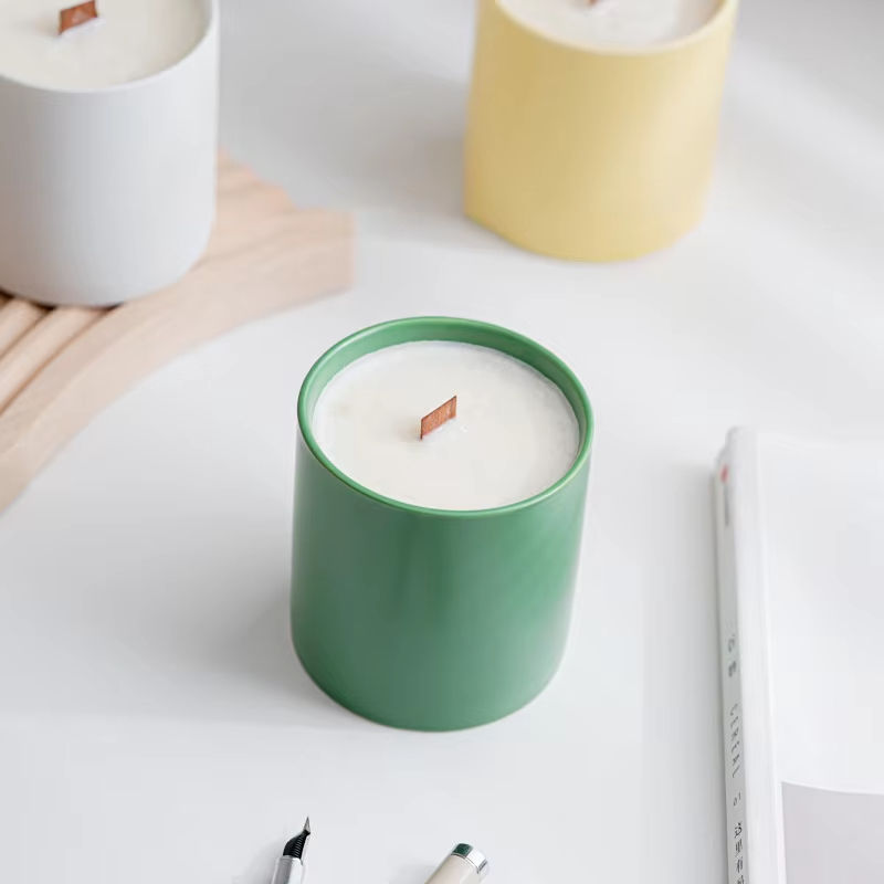 AIKUN Fresh Large Capacity Luxurious Retro Wood Core Aromatic Soy Wax Scent Candles Factory Price Ceramic Jar