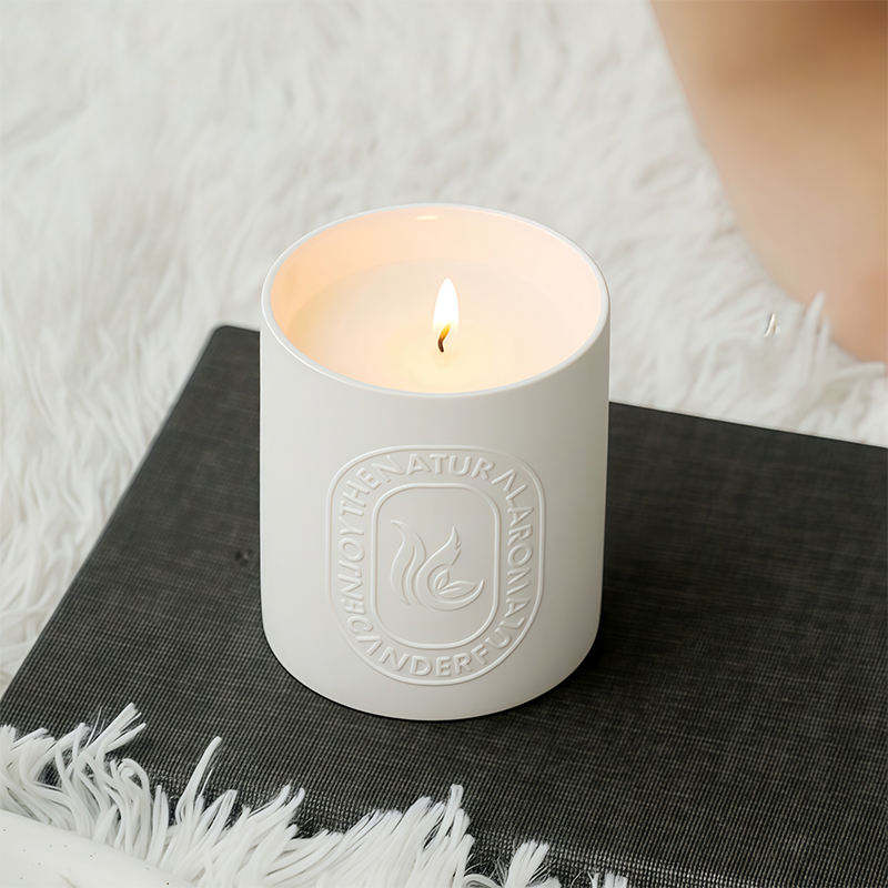 AIKUN Factory Wholesale Luxury White Ceramic Jar Scented Soy Wax Candle Private Label Wedding Gift Set for Decoration