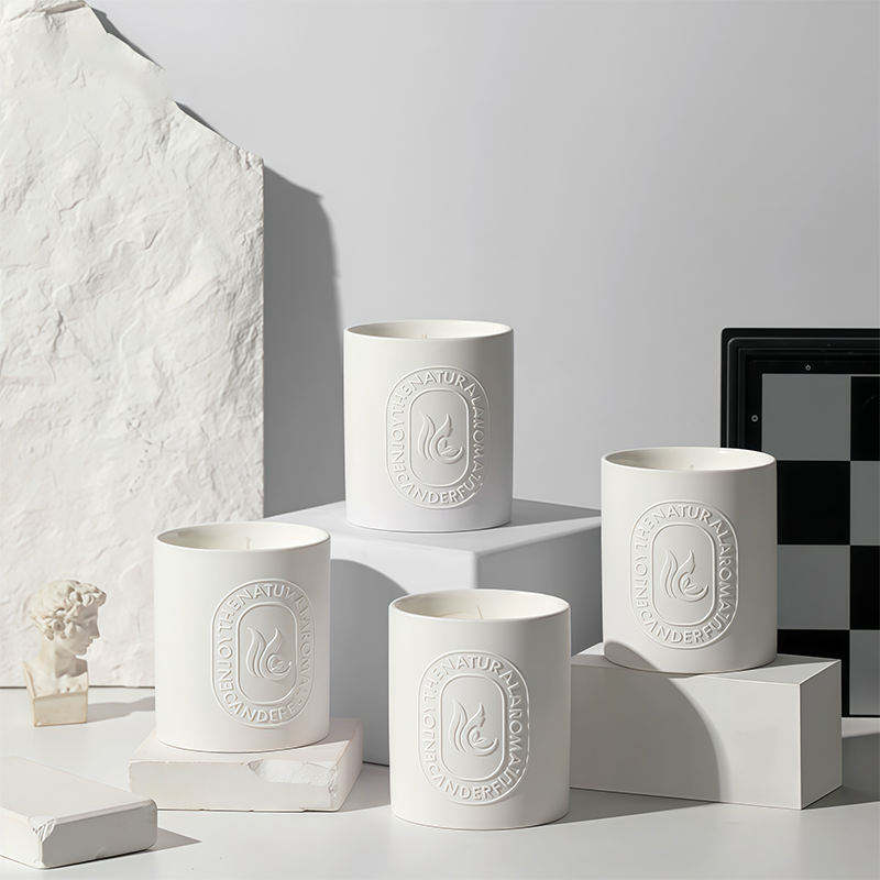 AIKUN Factory Wholesale Luxury White Ceramic Jar Scented Soy Wax Candle Private Label Wedding Gift Set for Decoration