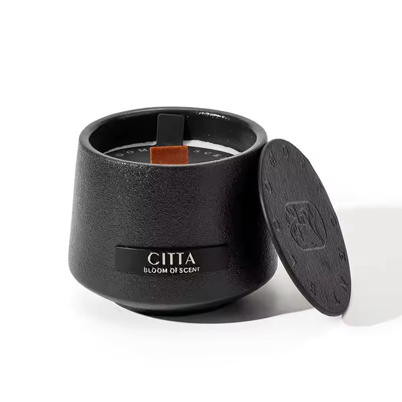 AIKUN Hot Selling Vegetable Oil Fragrance Candle Black Container Soywax Scented Candle with Wooden Wick