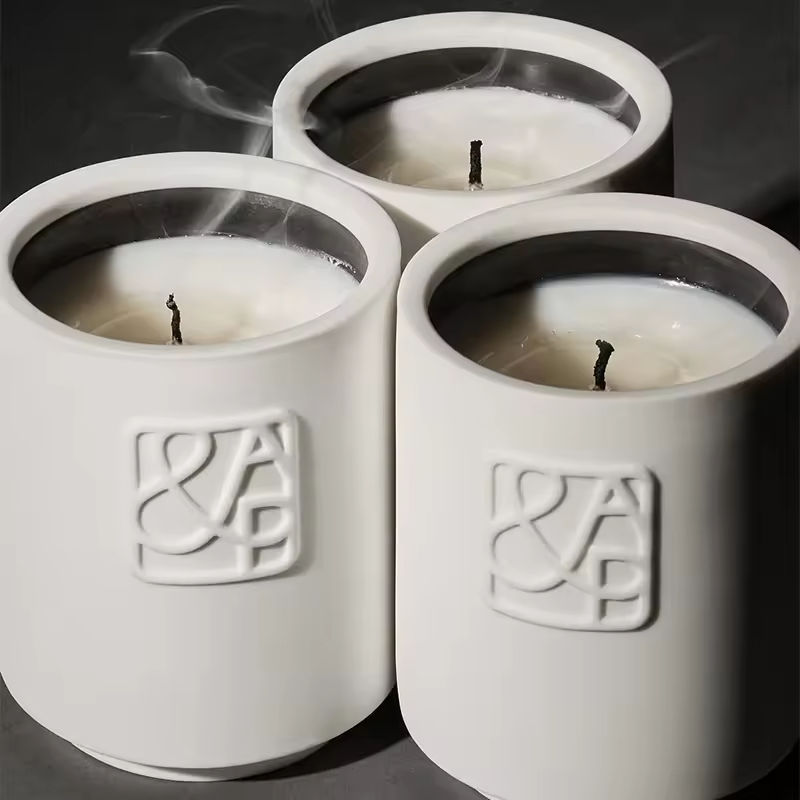 AIKUN Hot Selling Fragrance Candle Ceramic Jar Private Label Logo Candles Elegant Luxury Embossed Natural Soy Wax Scented Candle